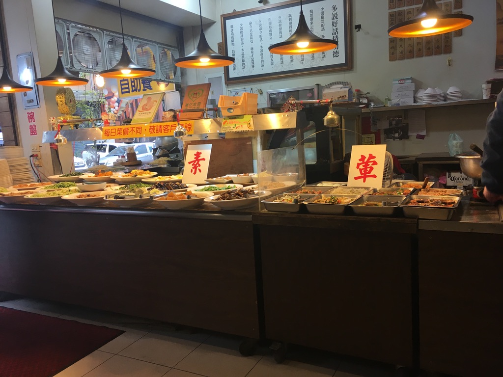 左に素、右に葷。素食のほうが種類が多い。